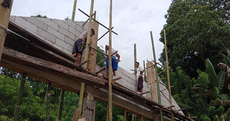 Memikul Batu dan Harapan: Kisah Umat Bangka Jari Membangun Gereja Impian