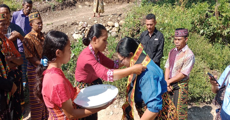 Anggota DPRD NTT Serahkan Bantuan Pembangunan Gereja saat Reses di Manggarai Timur