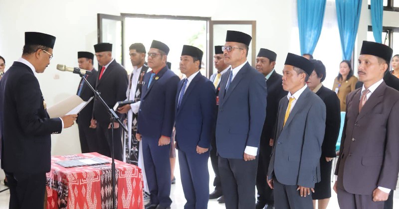 Bupati Sumba Tengah Lantik 14 Pejabat Pimpinan Tinggi Pratama