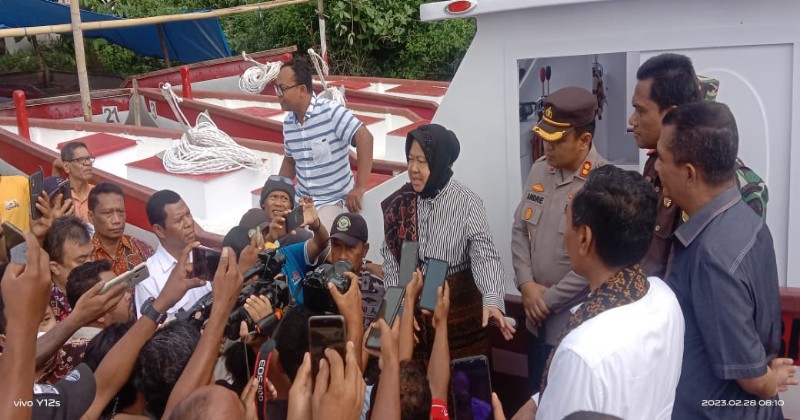 Menteri Sosial RI Serahkan Bantuan 25 Kapal untuk Nelayan di Ende